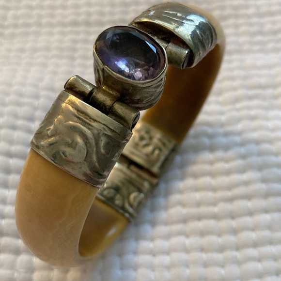 Ivory and amethyst bracelet with thrombone style clasp - Picture 8 of 8